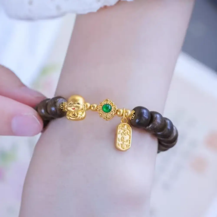 Ý nghĩa của vòng tay trầm hương mix ông Thần Tài vàng 18k