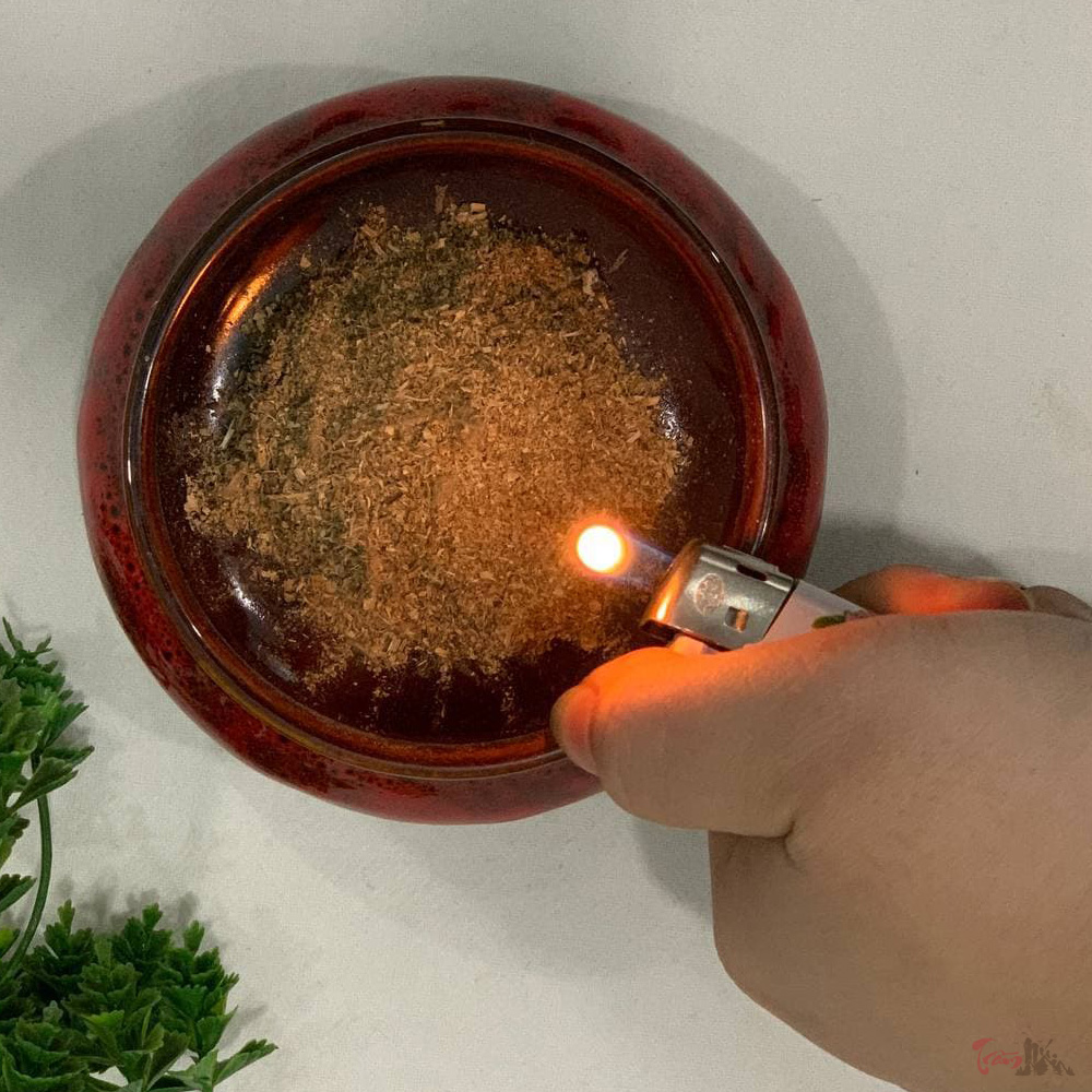 Đốt bột trầm hương để tăng dương khí