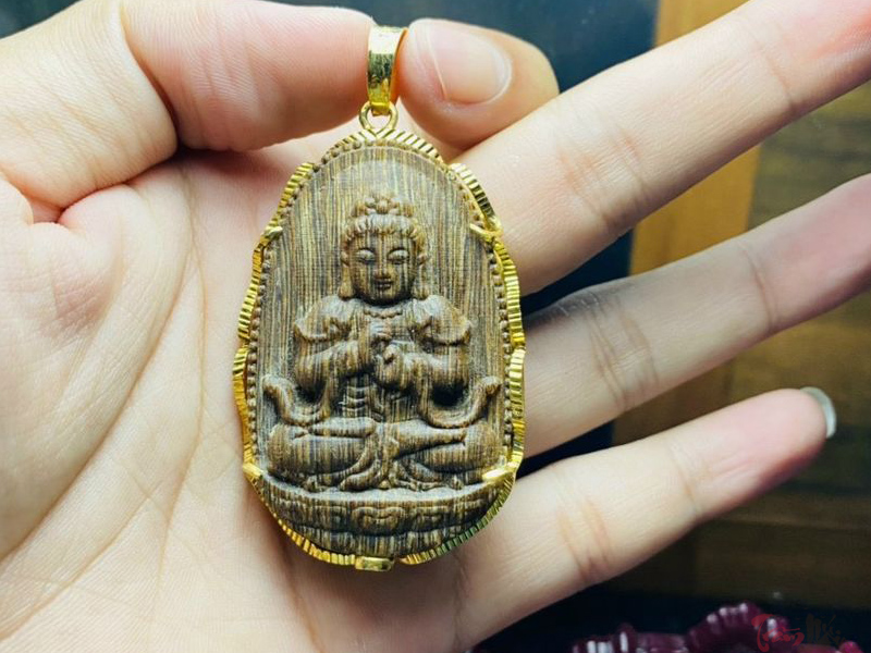 Tác dụng của mặt dây chuyền gỗ trầm hương bọc vàng