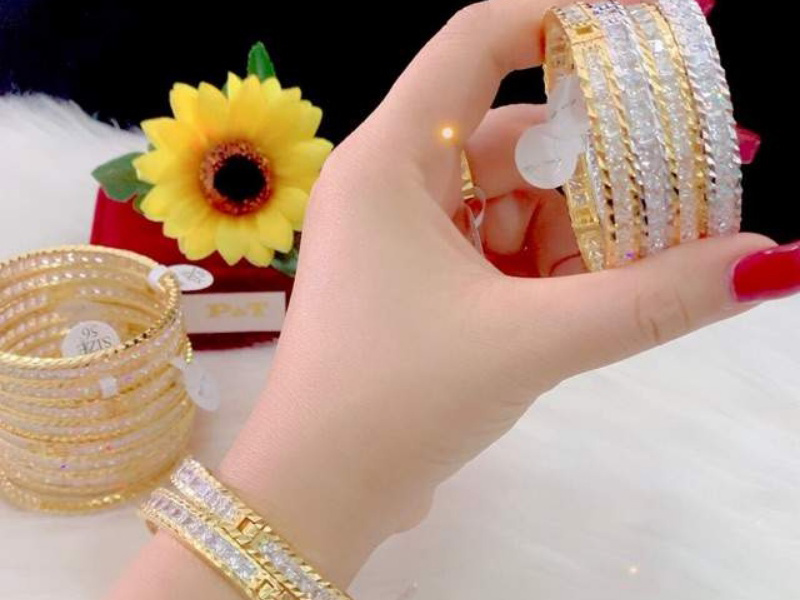 1 Bộ vòng vàng 18k giá bao nhiêu?