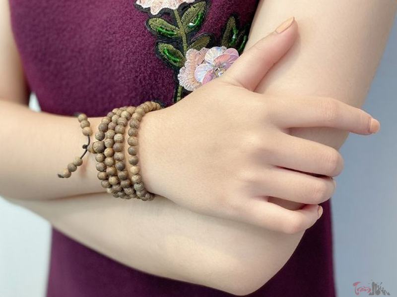 cách chọn vòng trầm hương đeo tay phù hợp với trang phục