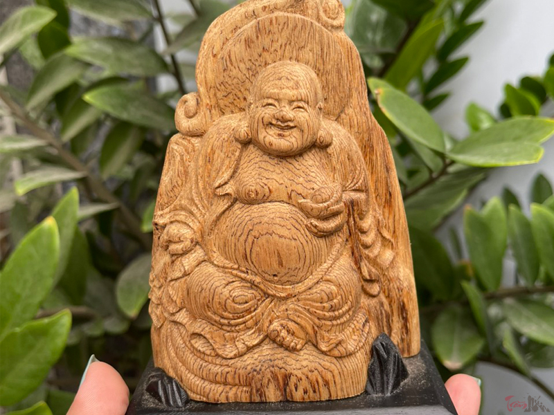 Cách sử dụng tượng trầm hương làm bùa hộ mệnh cho công danh sự nghiệp